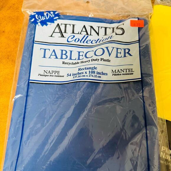 3 plastic rectangular tablecloths - Picture 2 of 4